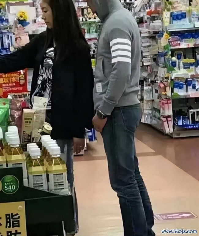 林心如晒照纪念结婚十周年 十年相守温情满满