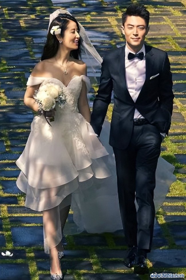 林心如晒照纪念结婚十周年 十年相守温情满满