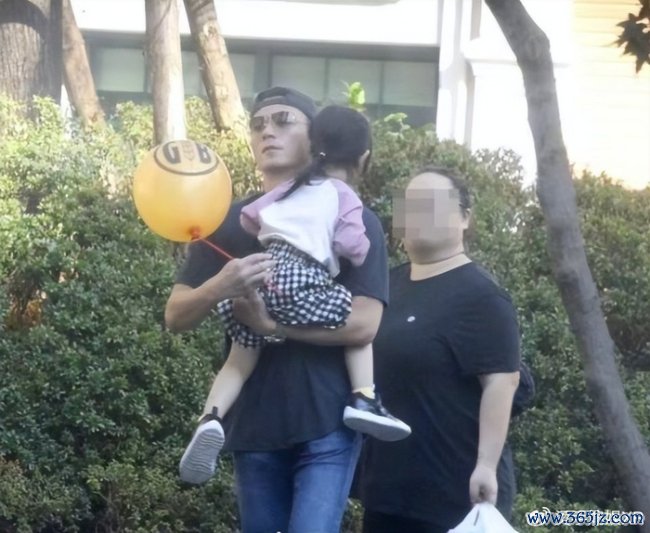 林心如晒照纪念结婚十周年 十年相守温情满满