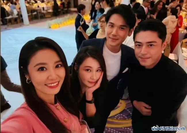 林心如晒照纪念结婚十周年 十年相守温情满满