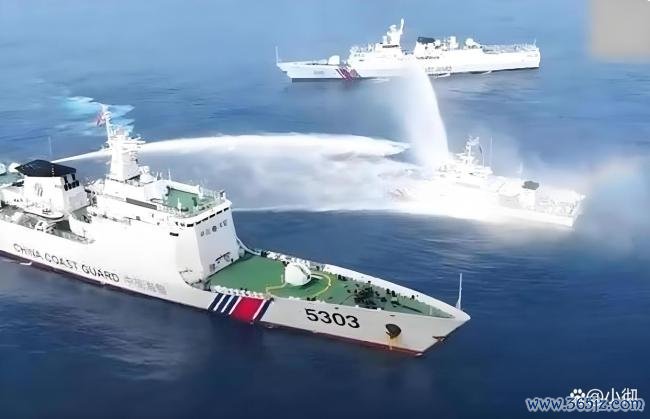 海警在黄岩岛模拟拖离侵权船只